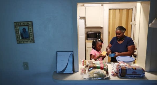 经济政策研究所(Economic Policy Institute)的瓦莱丽·威尔逊说,黑人家庭更有可能只依赖一名收入来源。