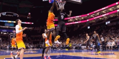 正规配资知识网 是个精彩好帽！新秀詹姆斯战斧隔扣奥萨尔被犯下 活塞挑战成功